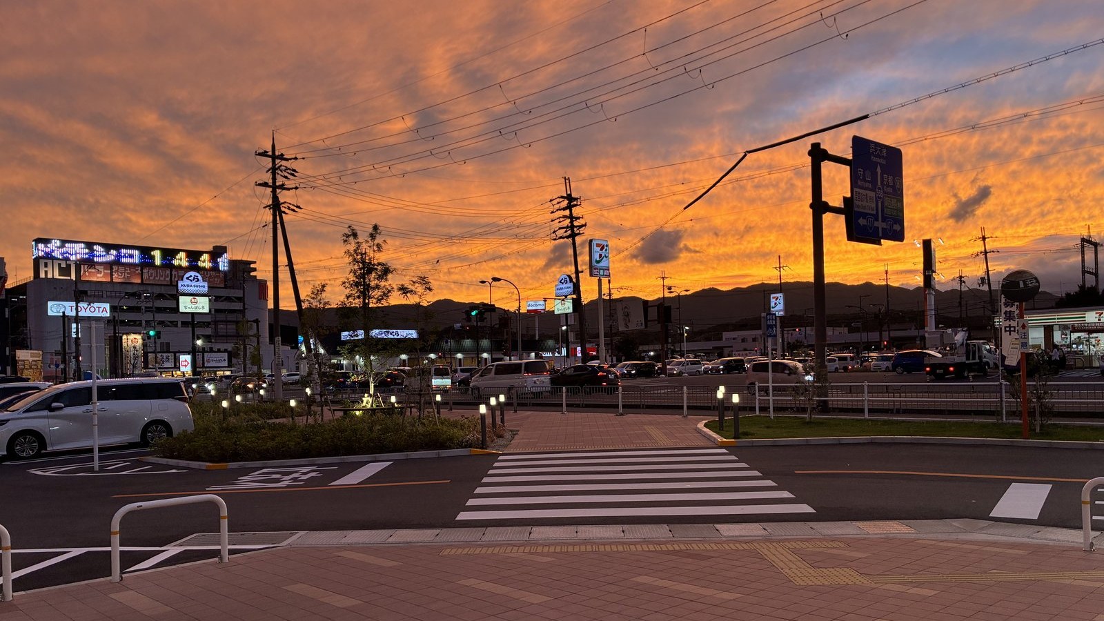 試験を終えた帰り道、交差点に広がった夕焼け空